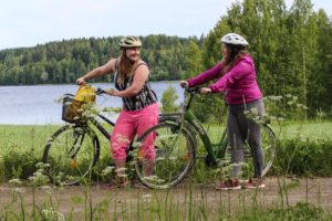 Iloiset retkipyöräilijät Jämsän maalaismaisemissa. Kuva: Anu Pitkänen