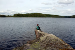 Tyttö kivellä Isojärven kansallispuistossa. Kuva: Elina Lamminaho/retkeilyKS