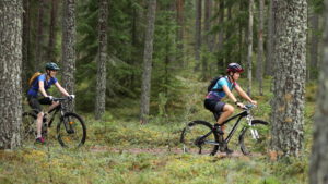 Kaksi maastopyöräilijää metsäpolulla. Kuva: Touho Häkkinen/retkeilyKS