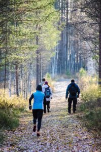 Polkujuoksija ja retkeilijöitä Salamajärven kansallispuistossa. Kuva: Upe Nykänen/retkeilyKS