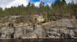 Konnevesi-Laukaa - melontareitillä kohtaa myös komeita kalliomaisemia. Kuva: Terhi Jaakkola
